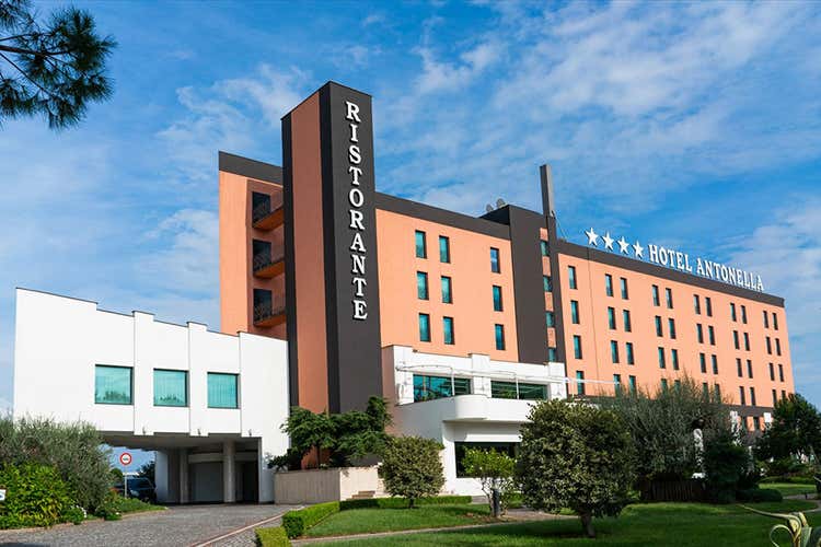 L'esterno dell'hotel (Hotel Antonella Ecco il ristorante La Sughereta)