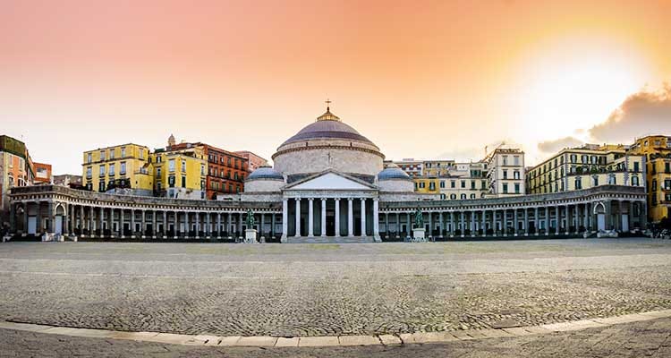 Piazza Plebiscito a Napoli - Hotel, persi tra Napoli e Sorrento 600 milioni. Alla normalità nel 2021