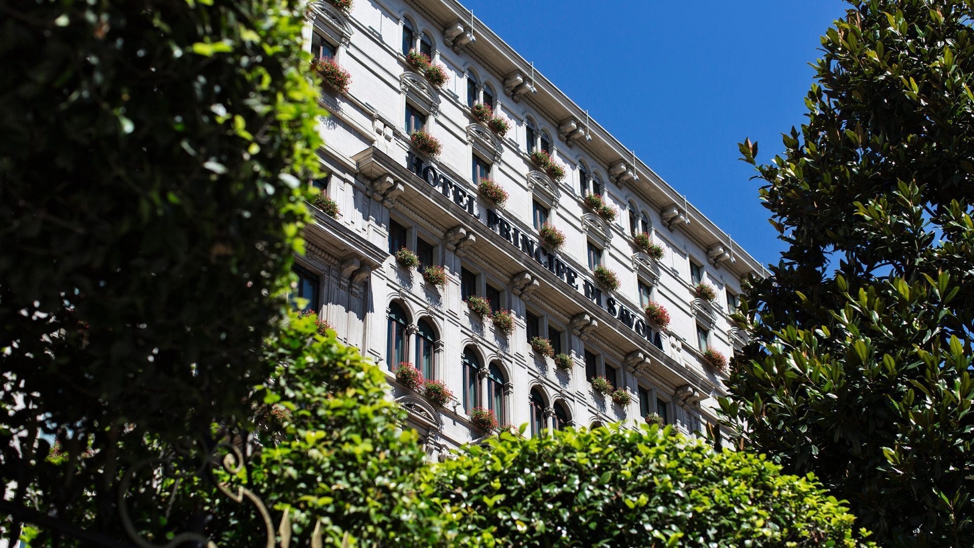 La facciata del Principe di Savoia di Milano  Tecnologia e “coccole”: come la pandemia ha cambiato gli hotel di lusso