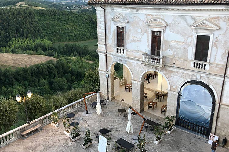 D’estate si cena all’aperto sulla terrazza della piazza - Hotel Zunica, locanda d’altri tempi Soggiornare nella storia in Abruzzo