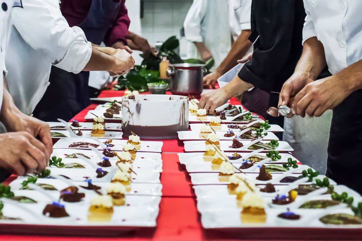 Da Escoffier al multitasking: sala e cucina cambiano sotto pressione della crisi Da Escoffier al multitasking: sala e cucina cambiano sotto pressione della crisi