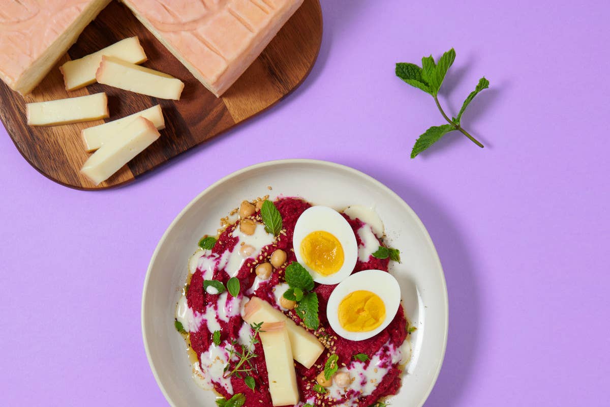 Hummus di barbabietola con uovo sodo e crema al Taleggio Dop