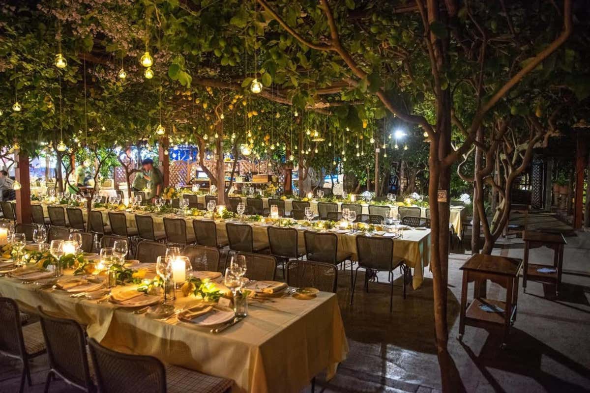 Da Paolino, revocata la licenza: irregolarità edilizie per il ristorante dei vip di Capri Da Paolino, revocata la licenza: irregolarità edilizie per il ristorante dei vip di Capri