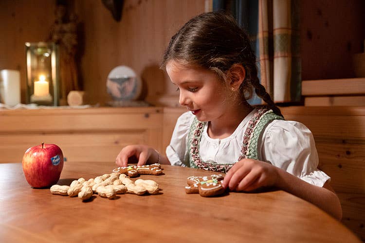 I bambini riceveranno comunque davanti alla porta di casa il loro sacchettino con caramelle, cioccolato, frutta e dolcetti - Il covid non ferma San Nikolaus In Alto Adige la tradizione continua