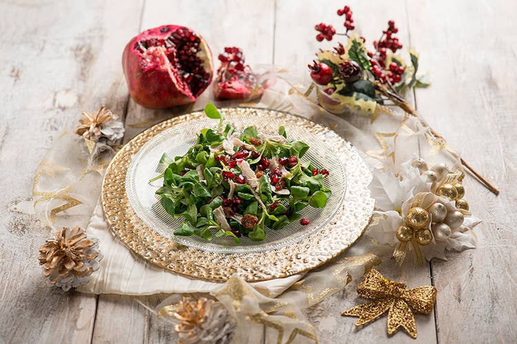 Insalata di cappone con songino e melagrana