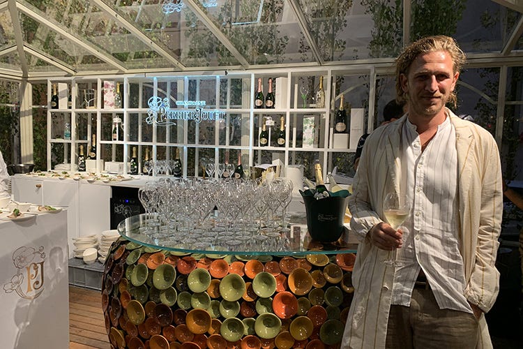 Il designer Andrea Mancuso di fronte a Metamorphosis Champagne Perrier-Jouët celebra il design
