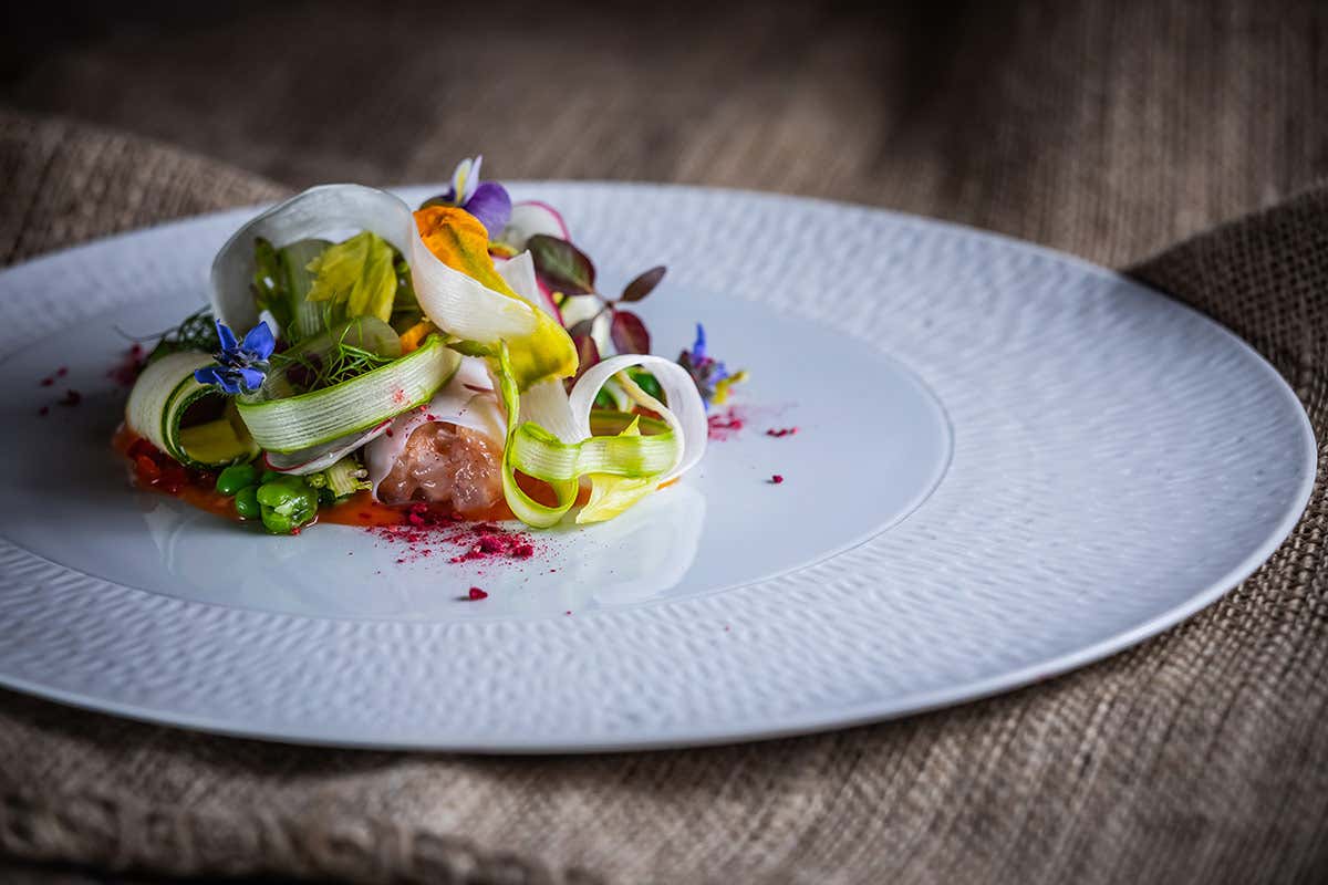 L&rsquo;involtino primavera - veli di seppia con tartare di gamberi rossi, passatina di pomodoro all&rsquo;agro e ortaggi di stagione L&rsquo;involtino primavera