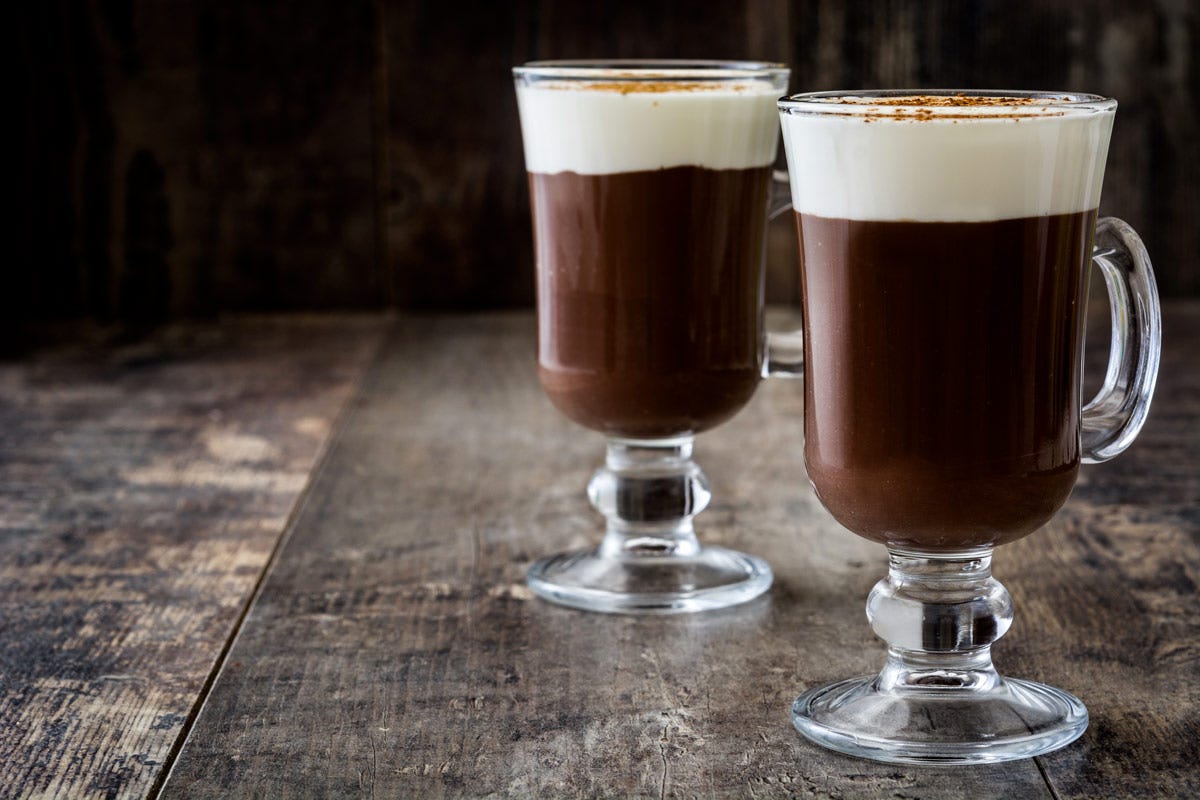 Oggi l’Irish coffee è una delle ricette più conosciute in ogni angolo della terra 80 anni fa nasceva l’Irish Coffee