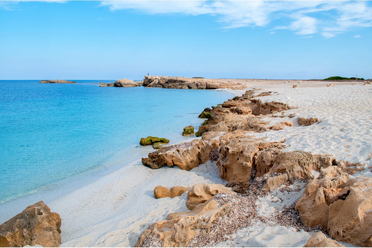 La spiaggia di Is Arutas Sardegna, ruba la sabbia e la invia per posta: fermata una turista tedesca