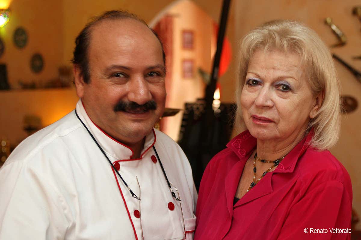 Issa Gweinat con la moglie Luciana D’Andrea (foto: Renato Vettorato) Addio Issa, re della cucina giordana in Italia Issa Gweinat con la moglie Luciana D’Andrea (foto: Renato Vettorato) Addio Issa, re della cucina giordana in Italia