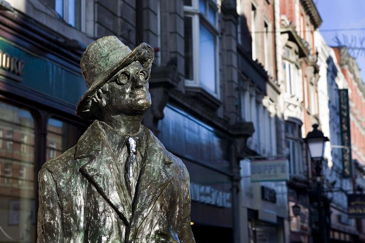La statua di James Joyce in North Earl Street a Dublino&nbsp; A pranzo con Leopold Bloom al Davy Byrnes Pub per il Centenario dell&rsquo;Ulysses di Joyce