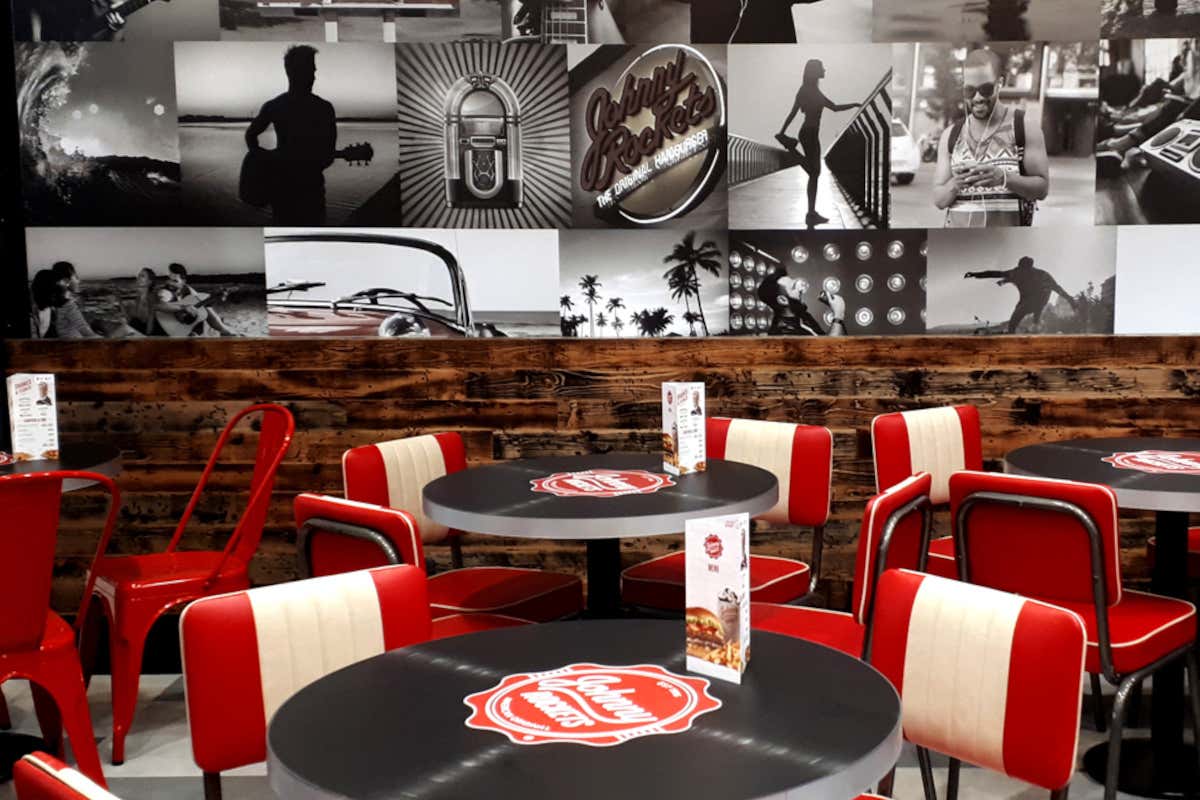 Tutti pazzi per Johnny rockets, l’american diner conquista l’Italia Tutti pazzi per Johnny rockets, l’american diner conquista l’Italia