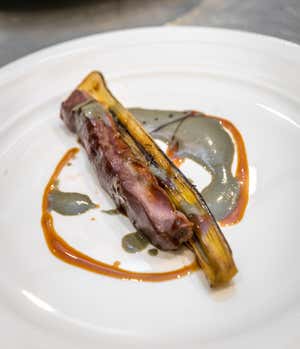 Sella di lepre, porro bruciato, bernese alla cenere e jus (Eugenio Roncoroni)