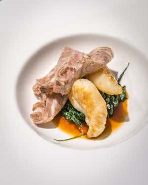 Uova di seppia, erbe di campo e ciccioli (Diego Rossi)