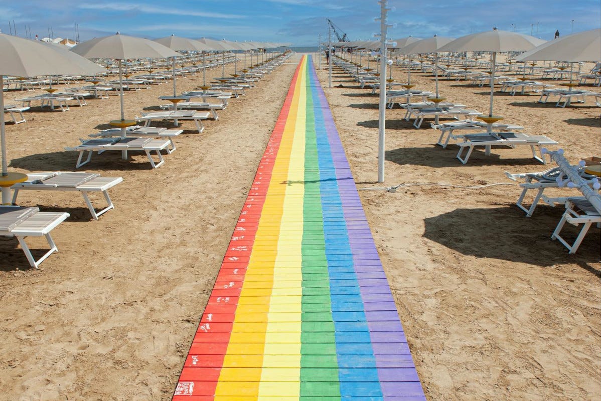 Bandiere arcobaleno strappate e insulti omofobi alla spiaggi inclusiva di Rimini