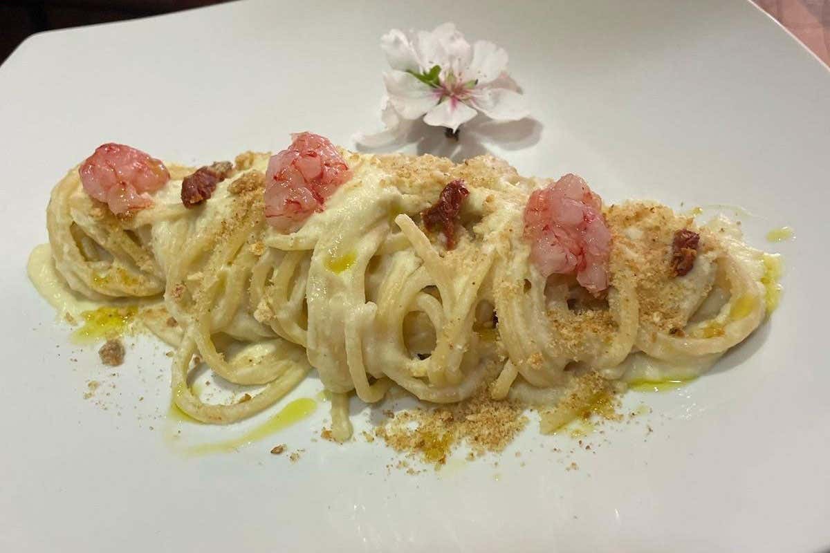 [[Capitale della cultura... a tavola]]: la statua di Camilleri e la pasta coi broccoli marinisi