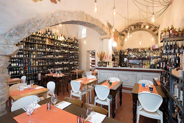 (Lalimentari, un secolo di tradizione dove design e cucina dialogano fra loro)