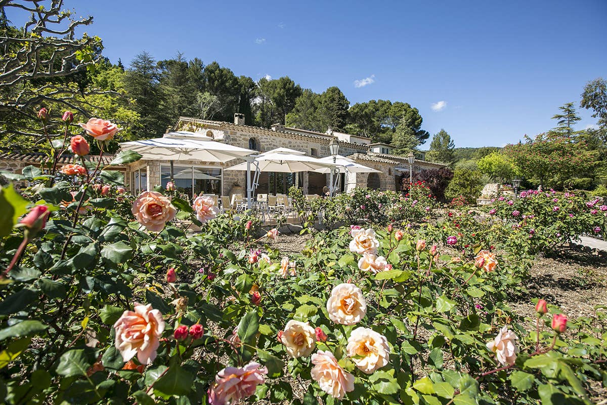 Le Castellaras, un antico maniero provenzale in cui lo stile autentico incontra il moderno Relais di design o country house? La Pasqua firmata les Collectionneurs