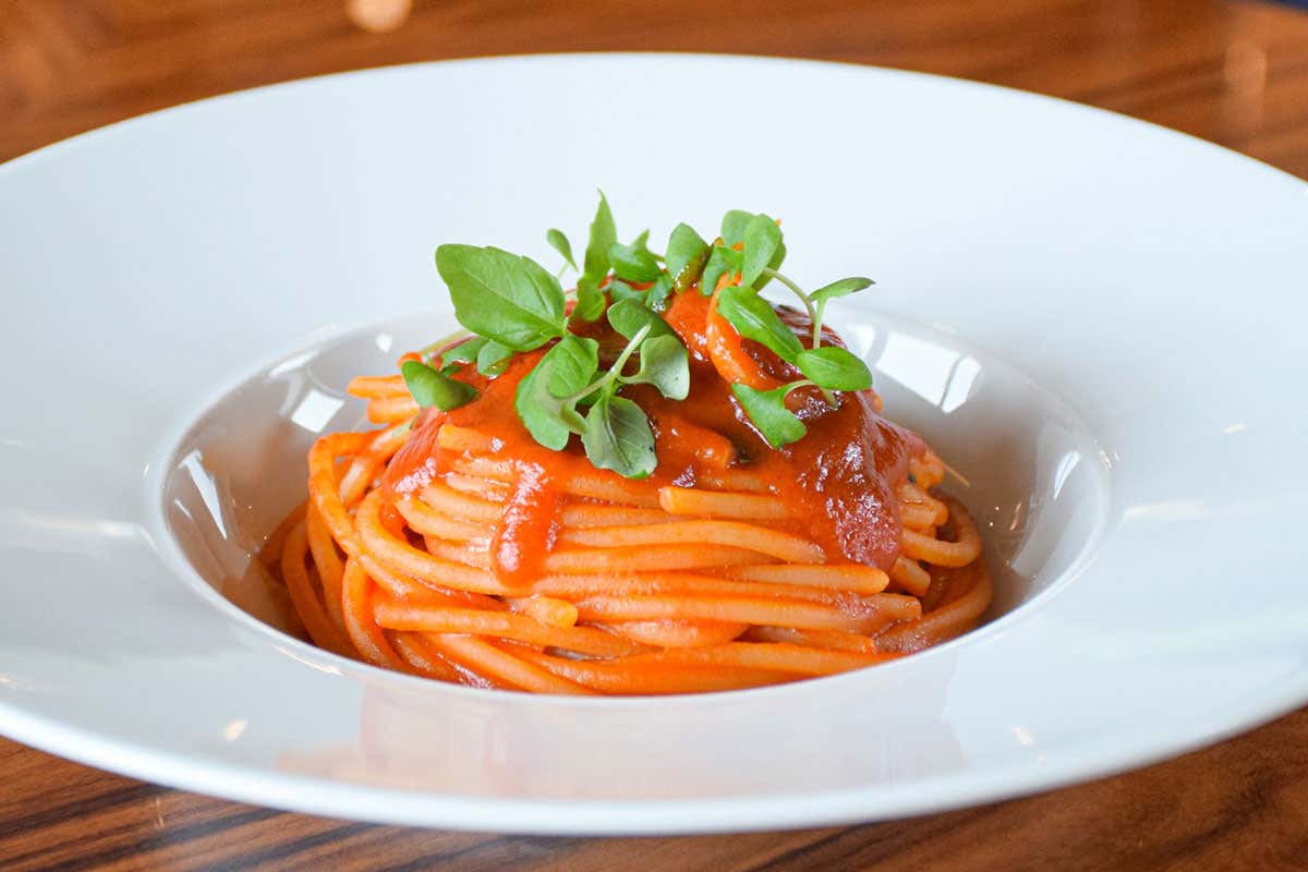 Condivisione, gusto e materia: la cucina in movimento di Rinaldi al Sottovoce Condivisione, gusto e materia: la cucina in movimento di Rinaldi al Sottovoce