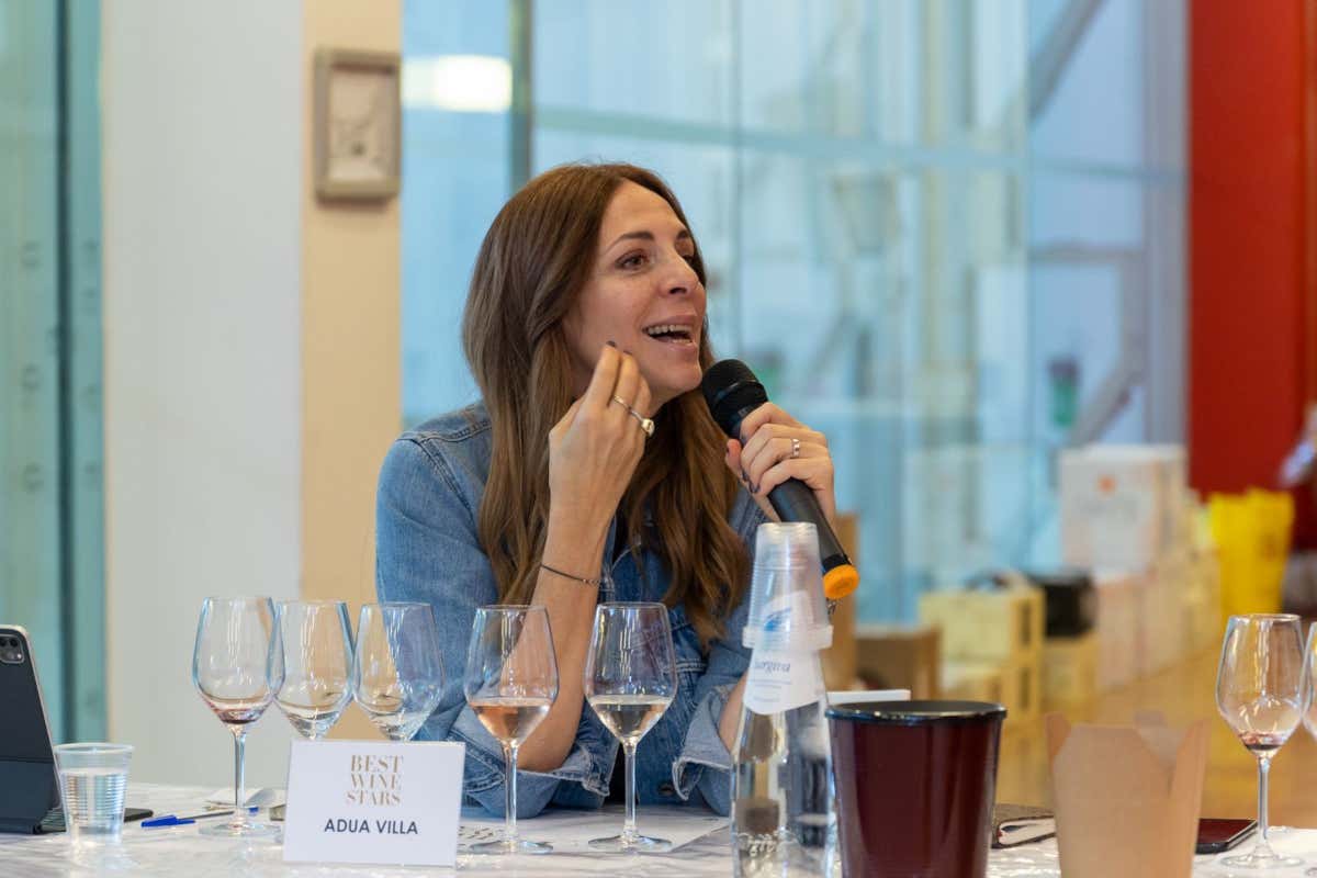 L'intervista ad Adua Villa: «Il vino è inascoltato e l'AI può fare molto» L'intervista ad Adua Villa: «Il vino è inascoltato e l'AI può fare molto»