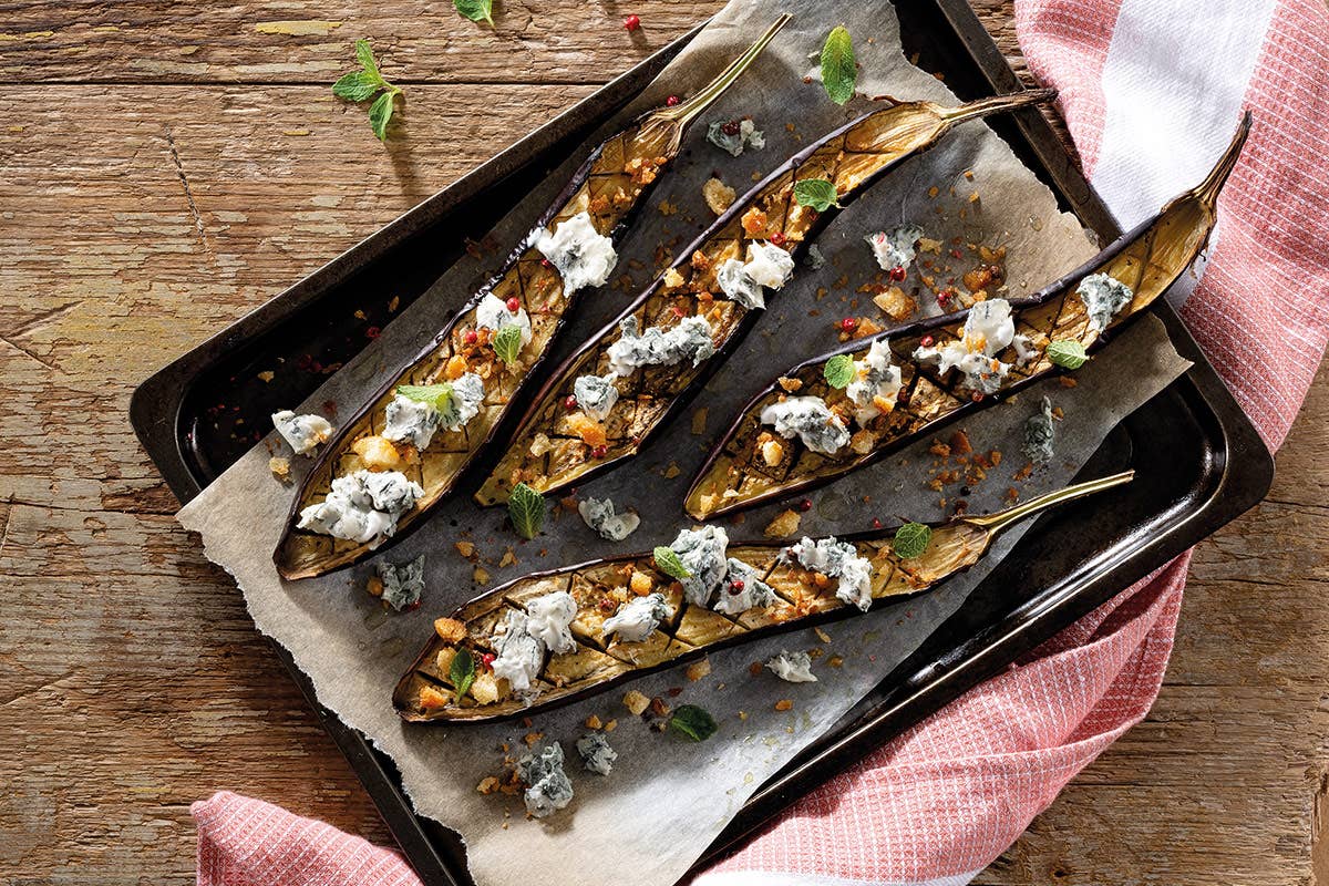 Melanzane arrostite con Gorgonzola Piccante Dop, crumble di pane e menta Melanzane arrostite con Gorgonzola Piccante Dop, crumble di pane e menta