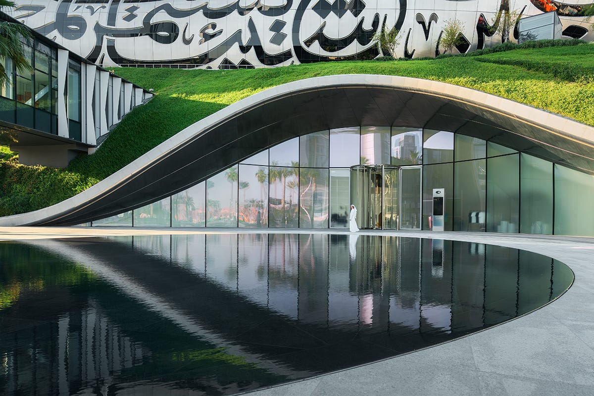 La collina verde su cui sorge l’edificio è un giardino splendente che comprende circa cento specie di alberi  A Dubai il futuro e oggi: apre l’attesissimo Museo Motf