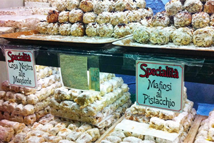 I dolci della pasticceria di Taormina (Mafiosi al pistacchio Scoppia la polemica a Taormina)