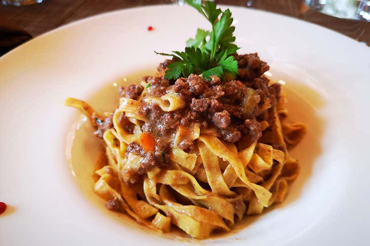 Fettuccine casarecce con rag&ugrave; di cervo - Malghe gourmet a Cadore Tra tipicit&agrave; e natura incontaminata