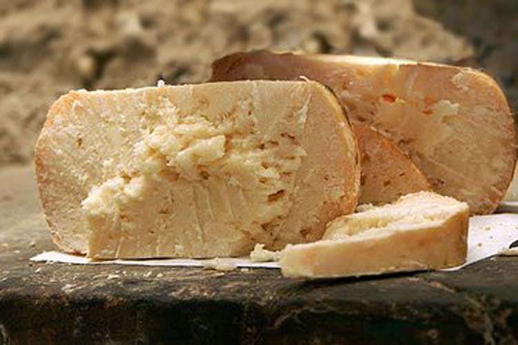 (Nelle Marche &egrave; l'ora del formaggio di fossa Degustazione con tartufo e birra)