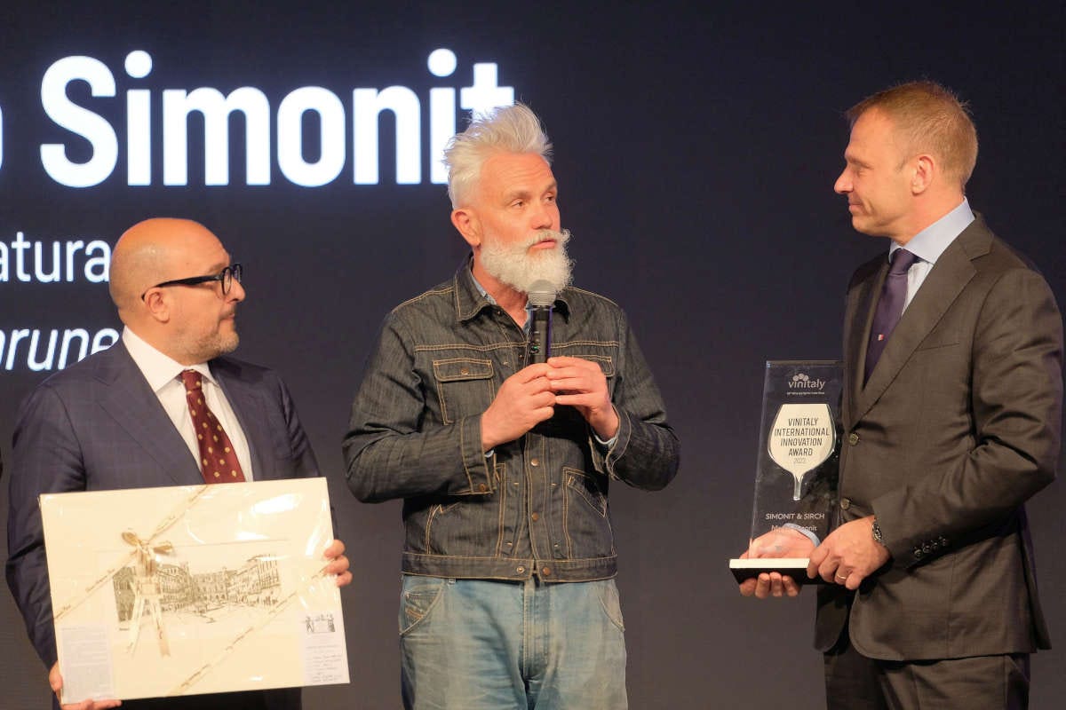 Marco Simonit riceve il premio International Innovation dal ministro Francesco Lollobrigida Il premio Vinitaly International Innovation 2023 va a Marco Simonit