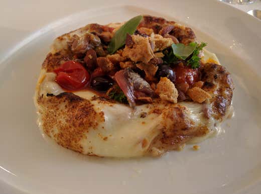 Pizza al contrario alla puttanesca con tarallo nzogn e pepe Pizza al contrario alla puttanesca con tarallo nzogn e pepe