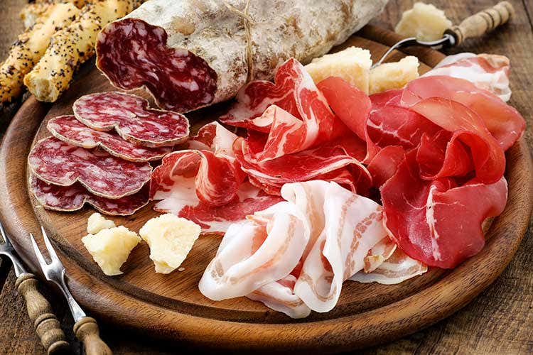 Dal prosciutto crudo alla coppa fino allo speck, i salumi della tradizione come antipasto - A tavola per la Pasqua tra ricette gourmet e tradizione