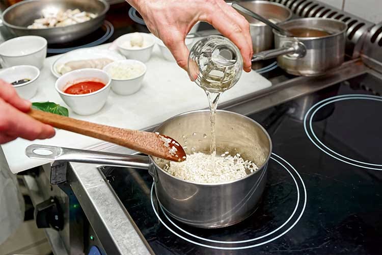 Spaghetti, zuppe o... un buon risotto, condito con ingredienti di stagione o abbinamento particolari - A tavola per la Pasqua tra ricette gourmet e tradizione