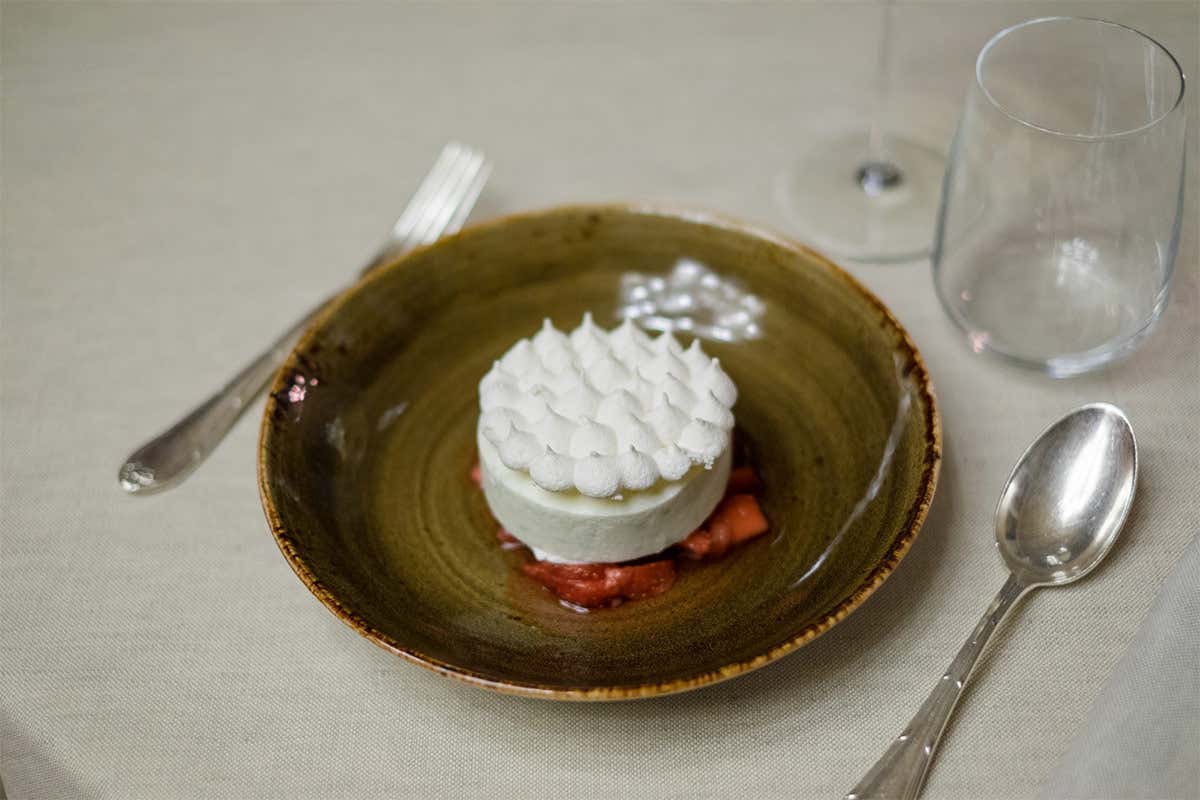 Meringa ghiacciata allo yogurt e lime con macedonia di fragole al sambuco