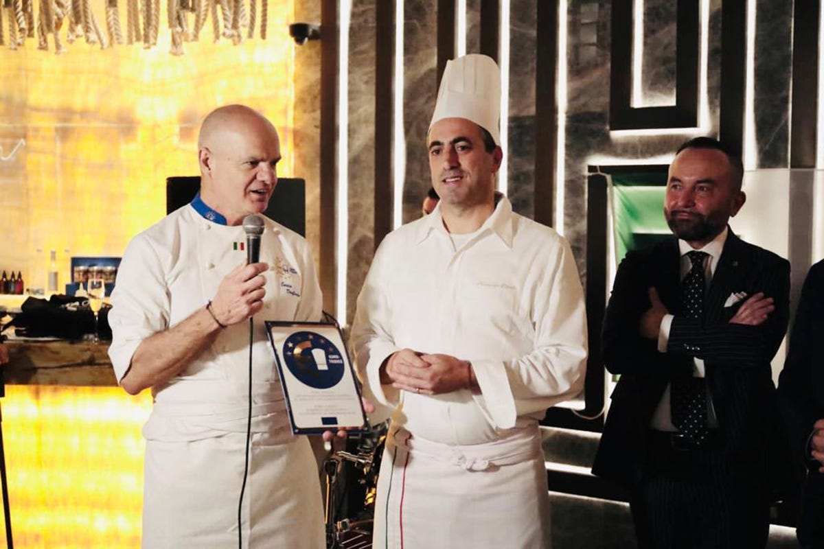 Enrico Derflingher consegna la targa di Euro-Toques ad Alessandro Miceli Dubai, Euro-Toques e Bella Restaurant insieme per l’autentica cucina italiana