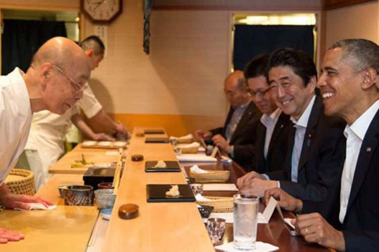 Barack Obama durante la visita al ristorante ex tristellato (Michelin espelle Sukiyabashi Jiro Il Giappone perde tre storiche stelle)