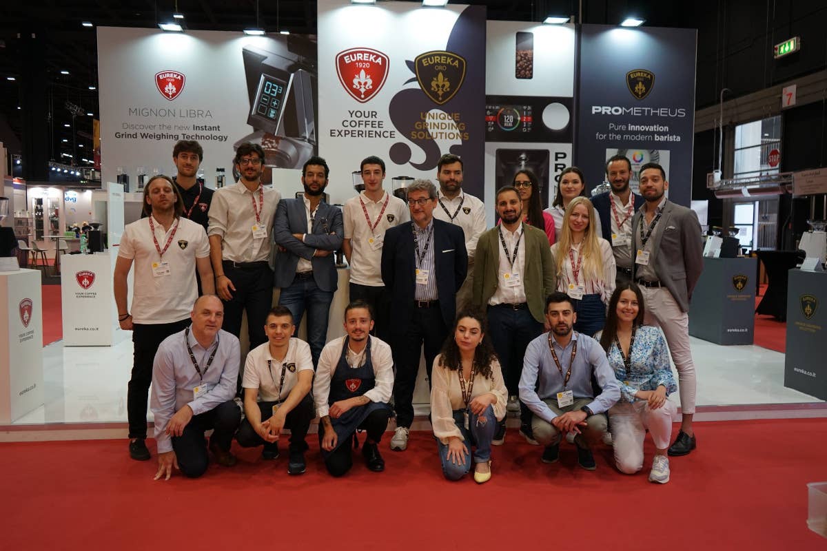 Lo staff di Eureka 1920 in fiera a Milano Mignon Libra, il macinacaffè di Eureka 1920 e Conti Valerio Srl