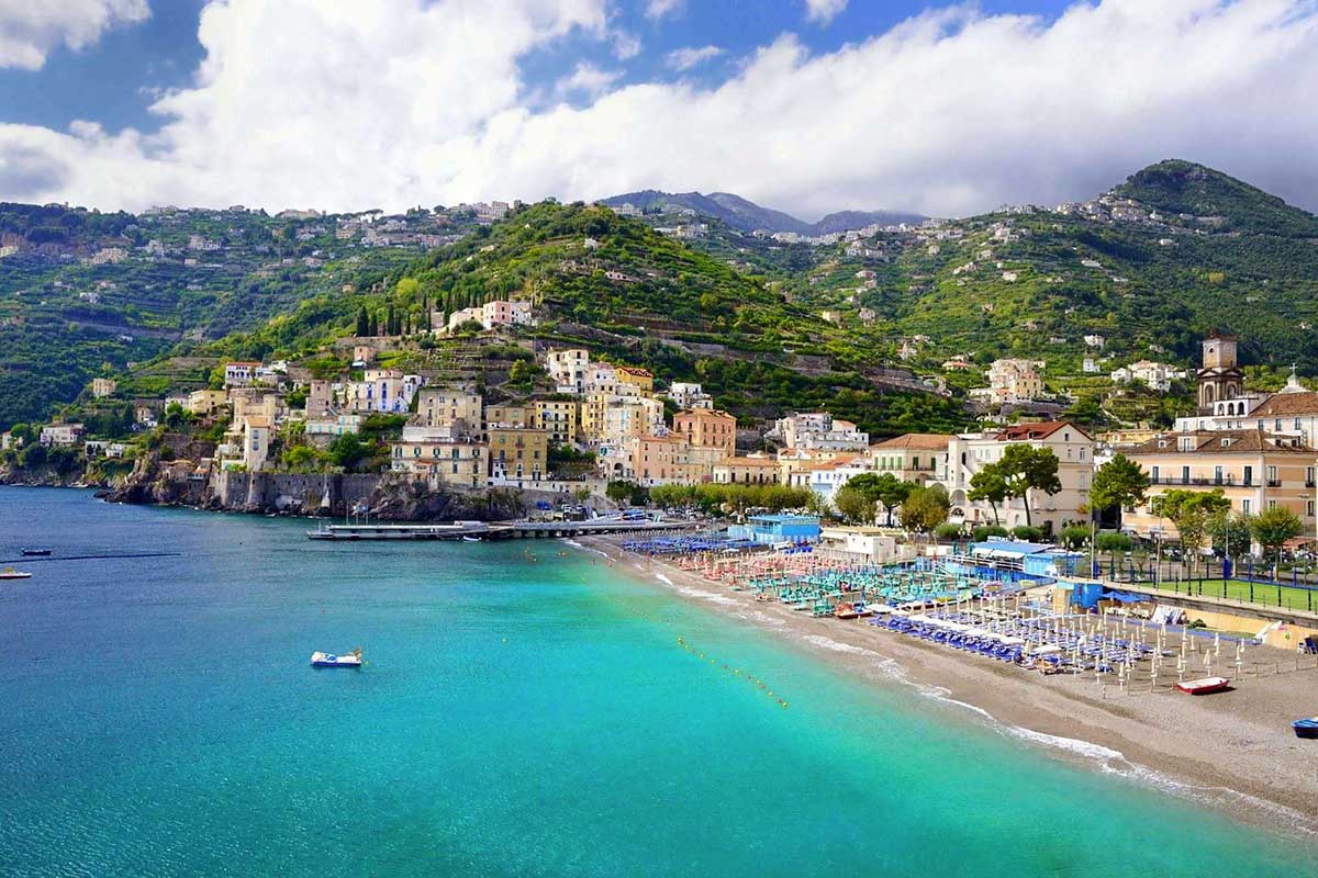 La località di Minori Sulla spiaggia di Minori è tempo della Notte del Panettone