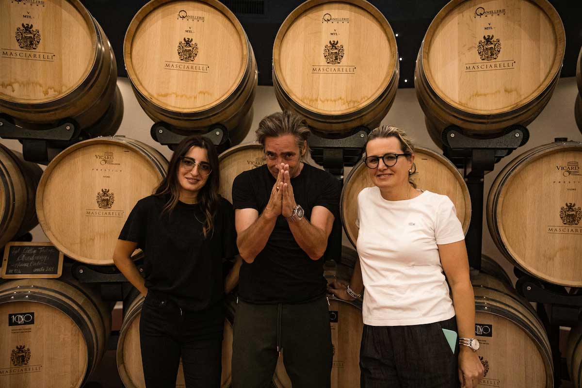 Da sinistra, Miriam Lee Masciarelli, l'artista Job Smeets e Marina Cvetic Masciarelli, per il 40° anniversario il vino si fa arte fra etichette e installazioni