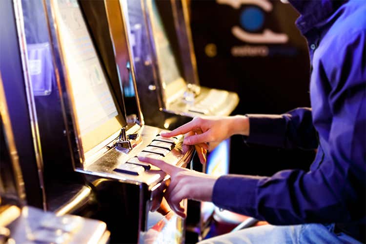 Modena mette un freno al gioco d'azzardo Slot machine non oltre le 8 ore al giorno Modena mette un freno al gioco d'azzardo Slot machine non oltre le 8 ore al giorno