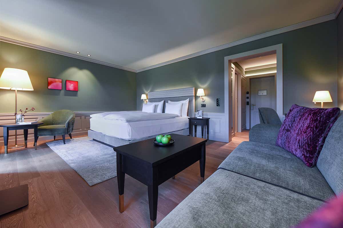 Una delle nuove camere dell'hotel elvetico Cresta Palace: a Celerina va in scena la dolce vita