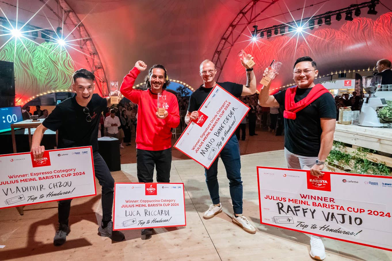 I vincitori della Meinl Barista Cup 2024: da sinistra Vladimir Chzou, Luca Riccardi, Mario Benetseder e Raffy Vajio, vincitore assoluto Da Dubai a Vienna: a Raffy Vajio la prima edizione della Meinl Barista Cup