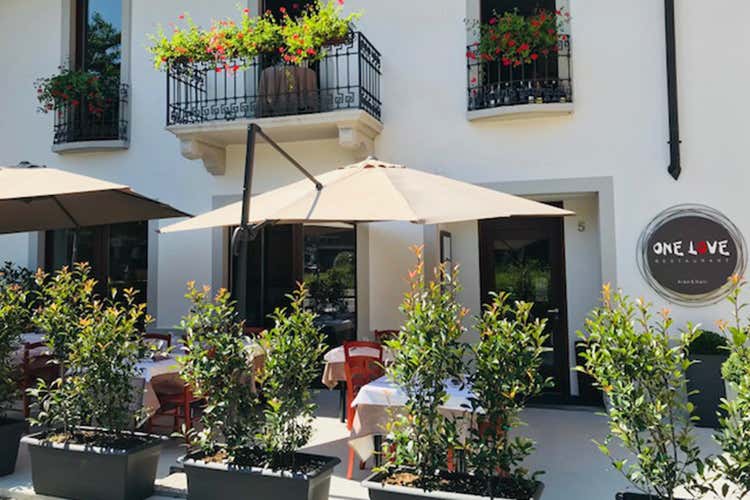 L'esterno del locale - One Love, addio ai pranzi di lavoro Un menu unico per pranzo e cena L'esterno del locale - One Love, addio ai pranzi di lavoro Un menu unico per pranzo e cena