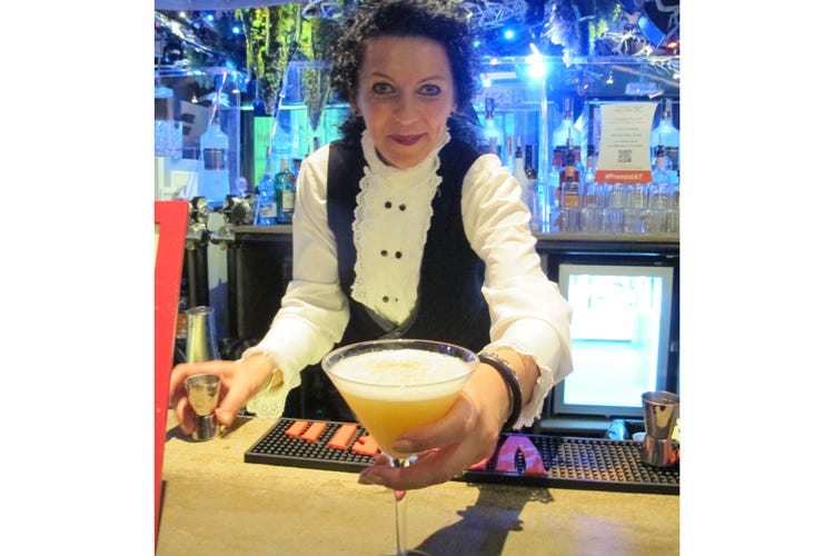 Cinzia Ferro - All'Otel Varietè show dei barman Gusto, colore e passione nei cocktail