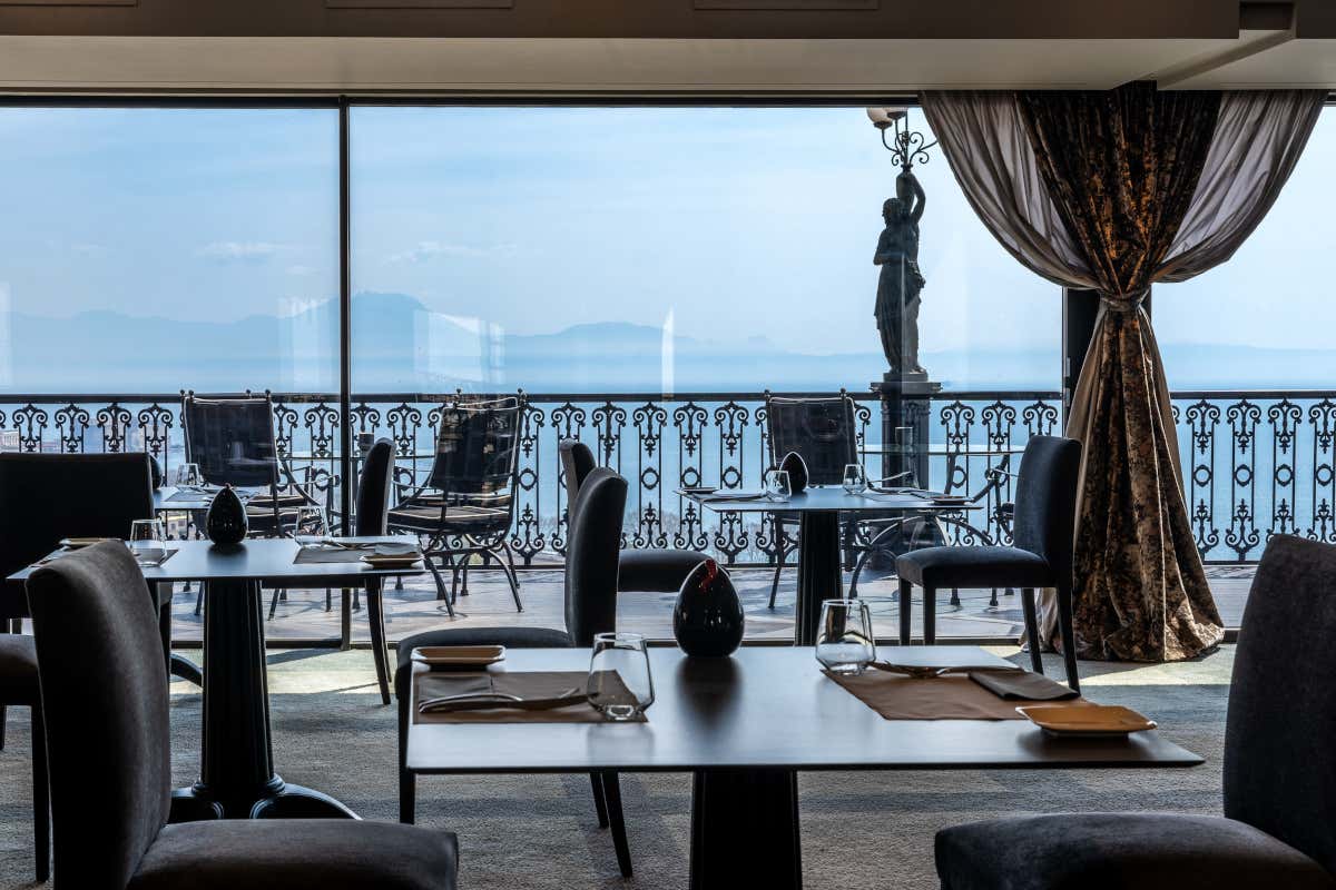 Dimenticate la solita Napoli: al George si cena con Oscar Wilde e il Vesuvio