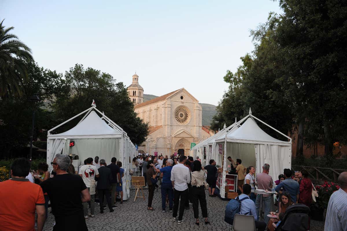 Tra fede, storia e calici millenari, il vino monastico conquista Fossanova Tra fede, storia e calici millenari, il vino monastico conquista Fossanova