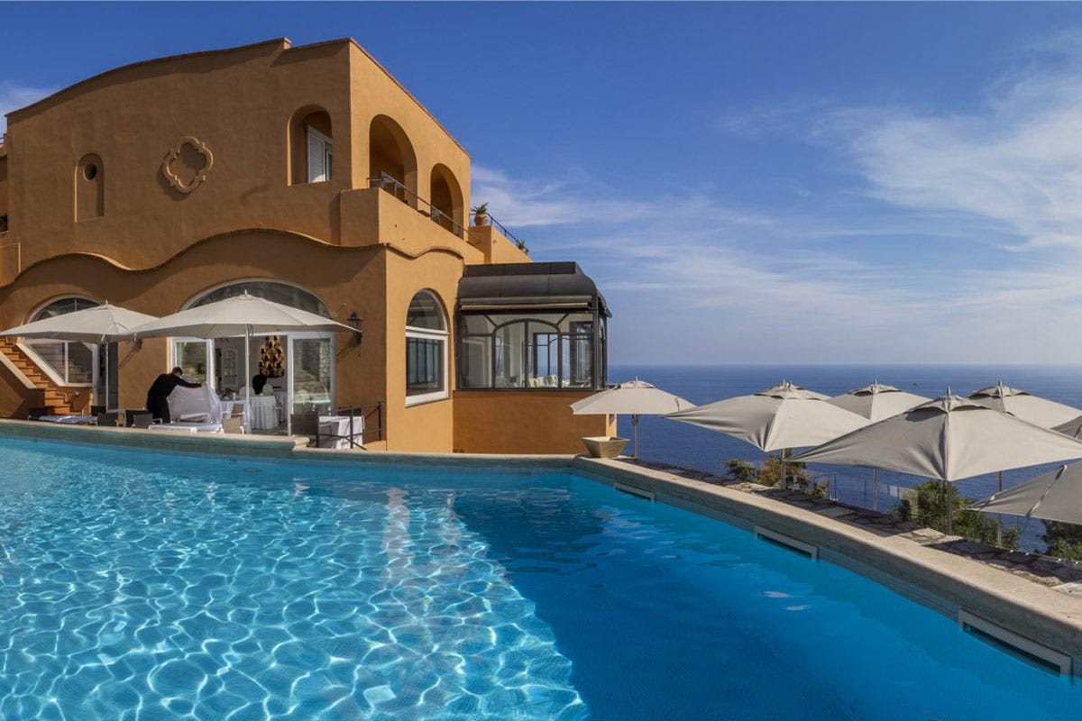 Punta Tragara [[Giro del Golfo in otto giorni]]: Capri conquista con i suoi paesaggi e l’alta cucina