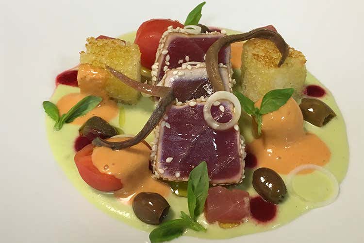 Panzanella di tonno rosso, intruso di sottobosco e sapori mediterranei