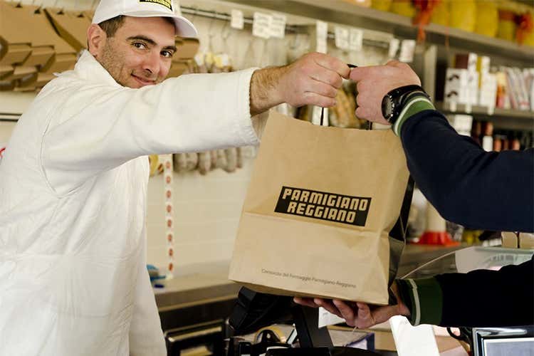 Parmigiano Reggiano, acquista e vinci 85 caseifici aderiscono all'iniziativa Parmigiano Reggiano, acquista e vinci 85 caseifici aderiscono all'iniziativa