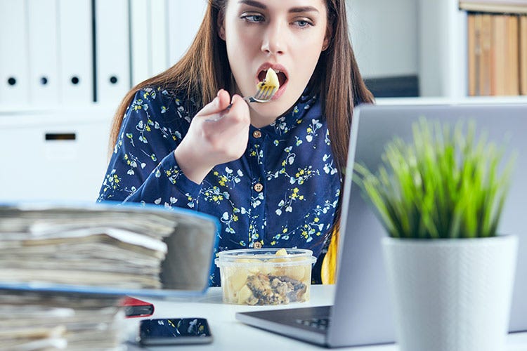 Per il 42% degli intervistati mangiare a casa è meno rilassante - Pausa pranzo a casa Per gli italiani complicata e noiosa